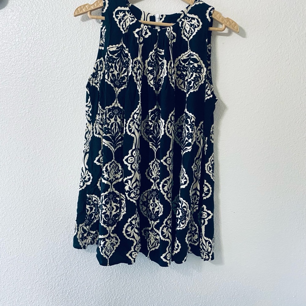Elegant Black and White Sleeveless Top